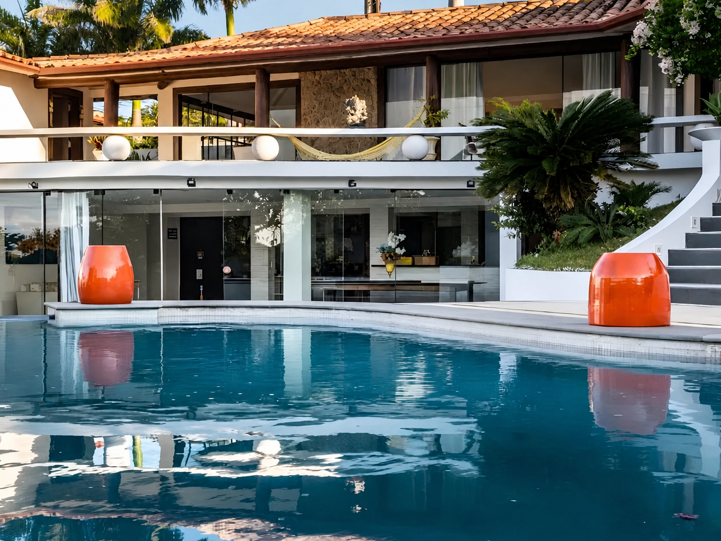 Piscina e fachada da Pousada Ganesha